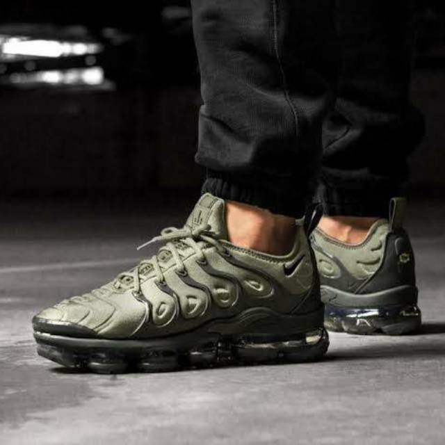 olive green nike vapormax plus