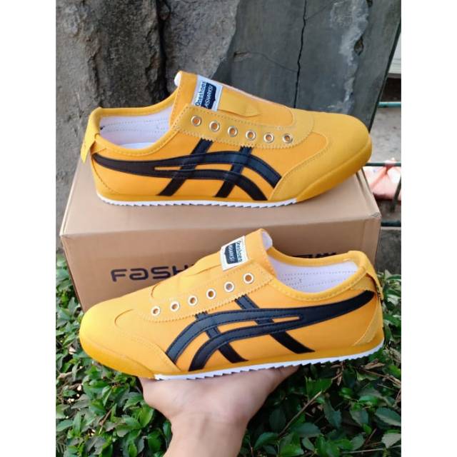 Sepatu Asics pria