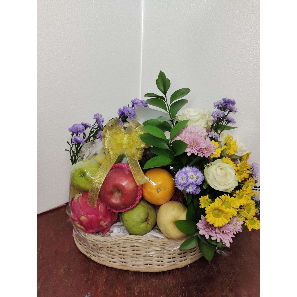 

Parcel Buah With Flowers