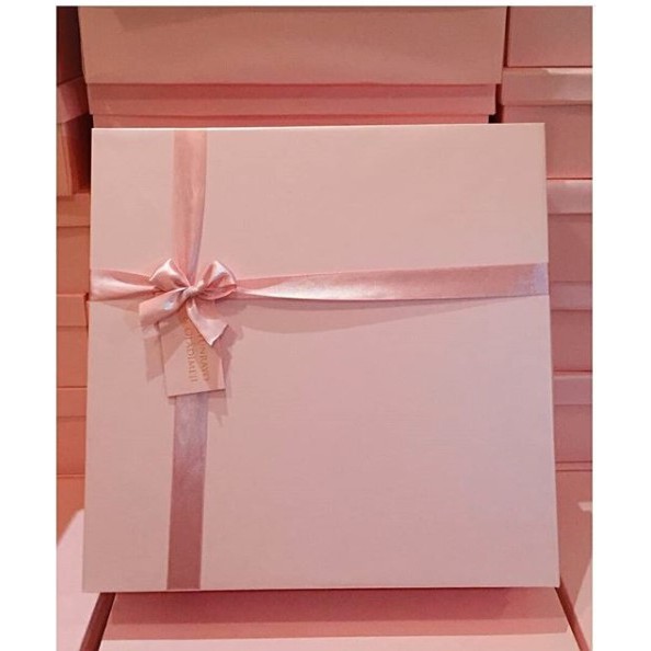 

gift box kotak kado murah utk bridesmaid atau tempat Hoodie asesoris souvenir dll| ukuran 35x35x5cm