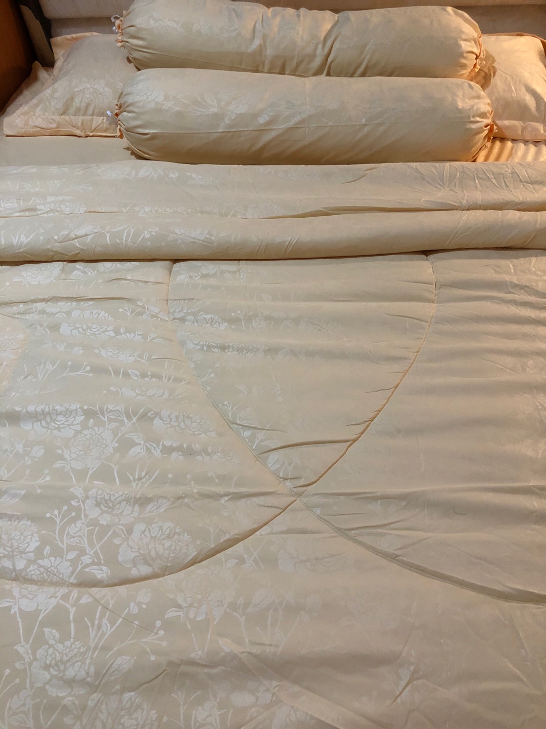 Bedcover Premium Polos Tinggi 30 Cm Vallery Quincy Edisi Warna Golden, Kuning, Coffee, Dan Abu Abu