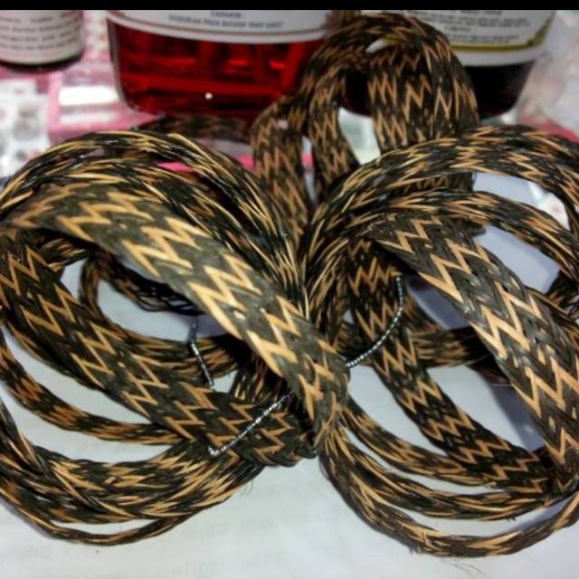 Gelang akar jangung khas kalimantan