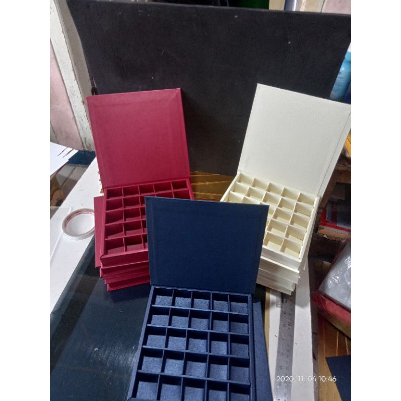 

Box coklat sekat 25 (hard cover)/gift box/box nastar/box mochi/hampers coklat