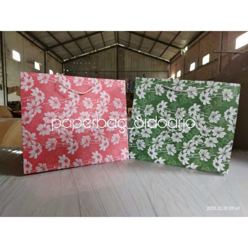 

(12 Pcs) KODE NX PAPERBAG MOTIF [24*28*16]