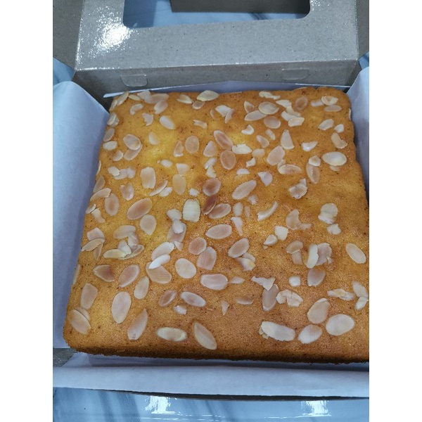 Cake tape keju topping kenari