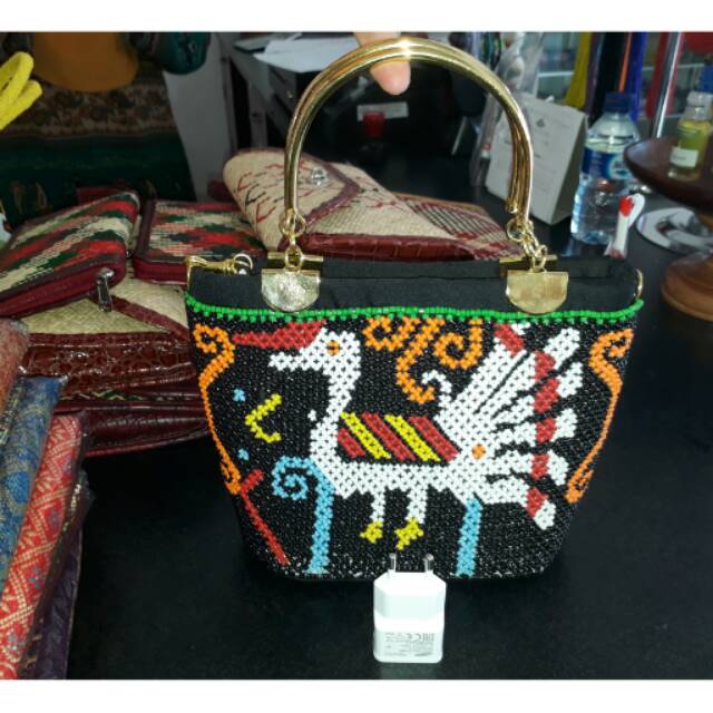 Tas Manik Khas Dayak