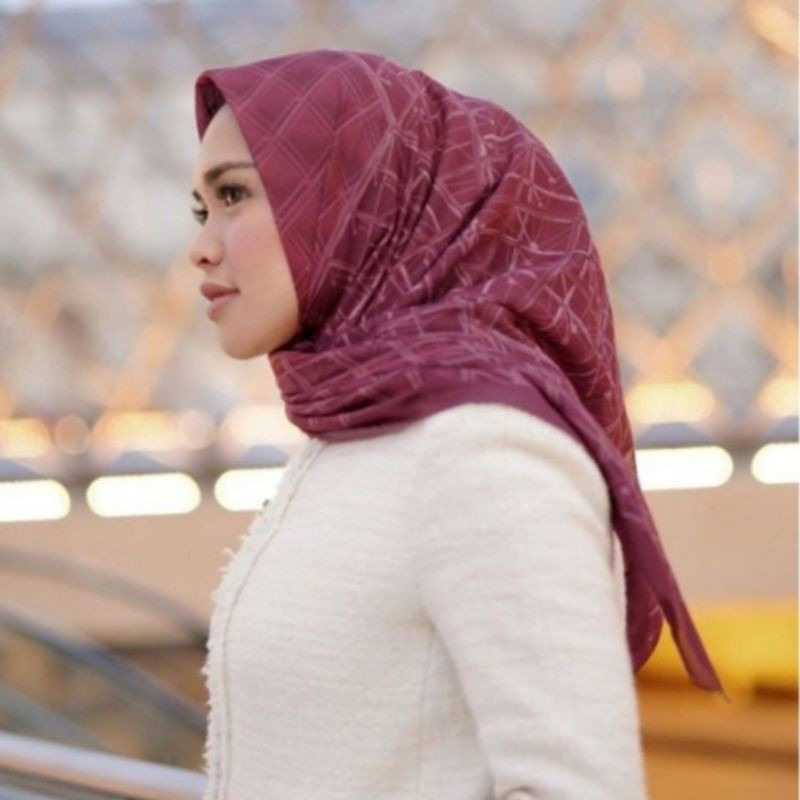 Hijab Segiempat Voal Motif Louvre Merah Terbaru