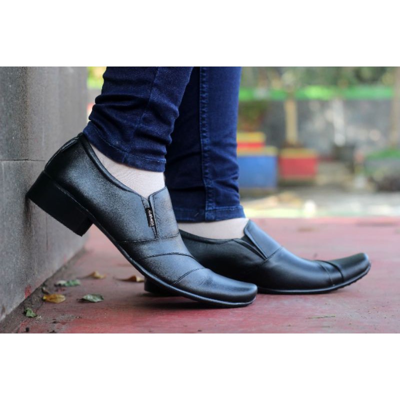 Sepatu Fantofel Pria Slip on Yang Lagi Hits