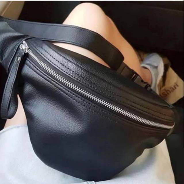 Hnm basic waistbag / h&m basic waistbag / hnm belt bag / tas awkarin / hnm leather bag / fanny pack