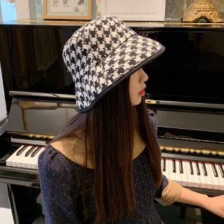 versi Korea dari kotak kotak topi musim dingin topi ember versi Korea dari kotak kotak topi musim dingin topi ember
