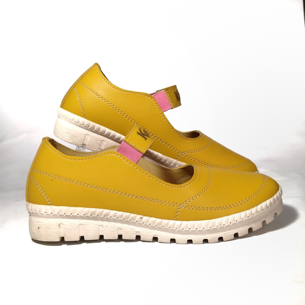 Sepatu sendal sandal wanita wedges hak 2 cm untuk jalan-jalan, bepergian, traveling polos dari kulit sintetis warna kuning