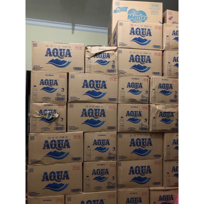 AQUA Botol Tanggung 600 ml 1 Karton isi 24