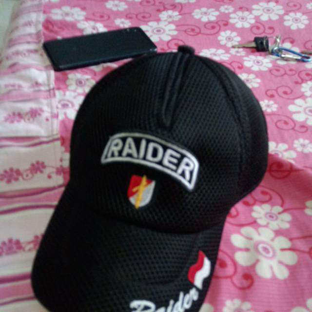 Topi hitam raider