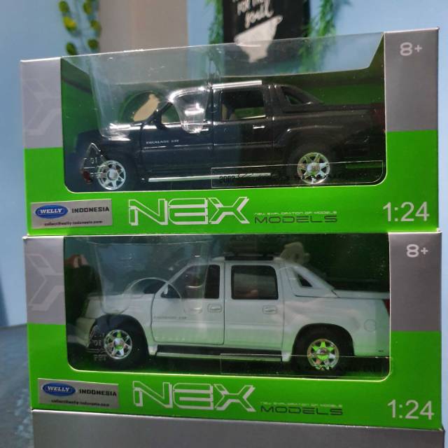 Welly diecast mobil 2002 Cadillac Escalade EXT double cabin skala 1:24 - HITAM