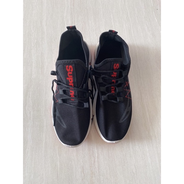 Sepatu Superme Hitam list Merah