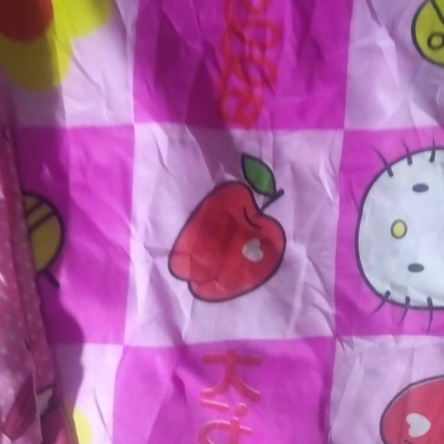 Sarung bantal motif karakter