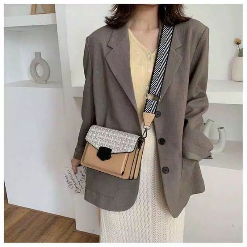 tas slempang import wanita,bahan di jamin memuaskan