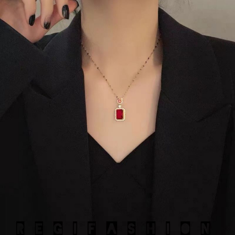 Kalung Wanita Titanium Kalung Wanita Korea Liontin Delima Merah/Hijau Anti Karat Tidak Luntur