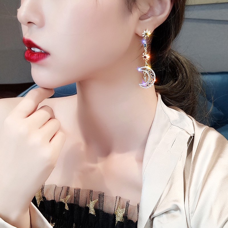 Anting Tusuk Gantung Asimetris Bahan Sterling Silver 925 Desain Bulan + Bintang Gaya Korea / Trendy Untuk Wanita