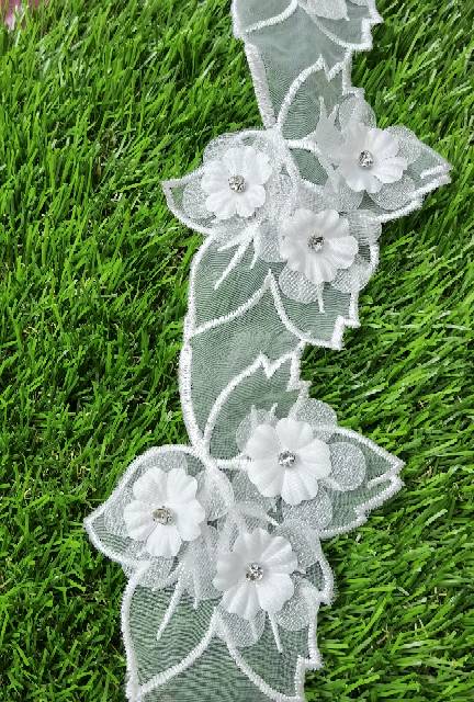 APLIKASI BUNGA MOTIF DAUN DENGAN KELOPAK BUNGA DAN DIAMOND KRISTAL PER BUNGA