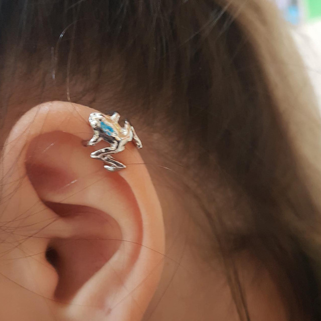 Anting Klip Tulang Rawan Telinga Bahan Stainless Steel Desain Katak Merangkak Untuk Wanita