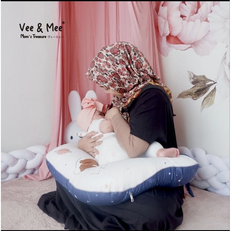 Vee &amp; Mee Nursing Pillow Bantal Menyusui Anti Bakteri + Free Bantal Lengan Astronaut Bear Series  - VMB 2040