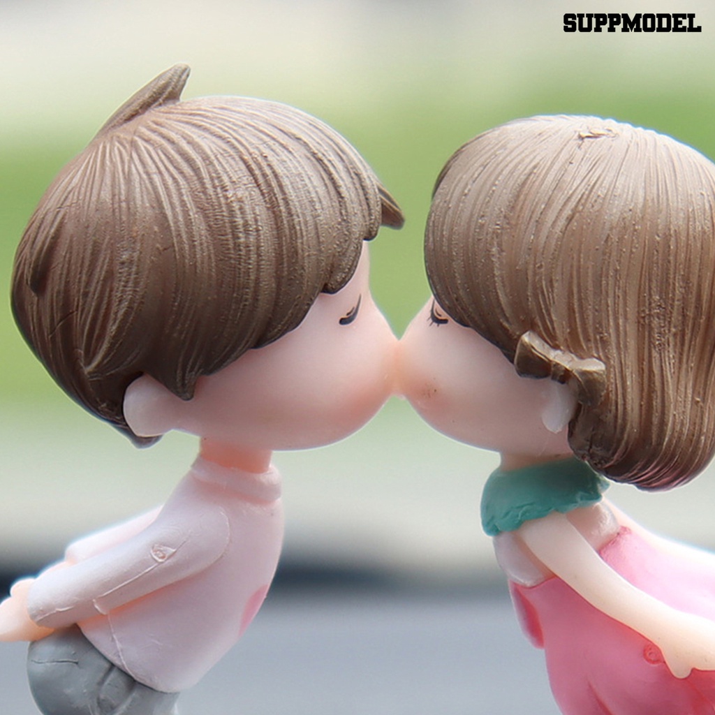 Miniatur Pasangan Berciuman Untuk Dekorasi Mobil