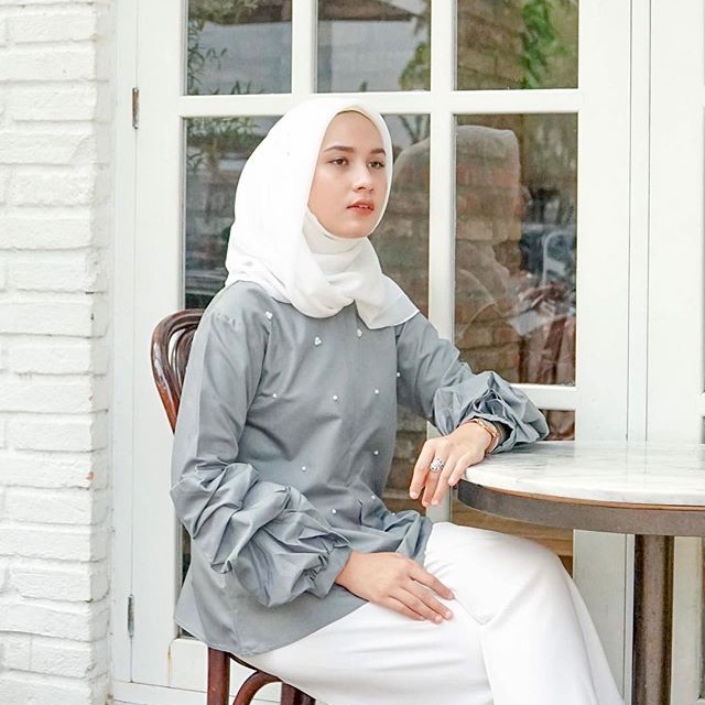 Luna blouse wearing klamby