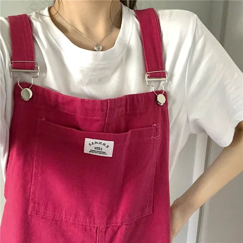 Ledakan gula musim panas yang baru gadis kekasih warna berry memiliki celana pendek suspender merah