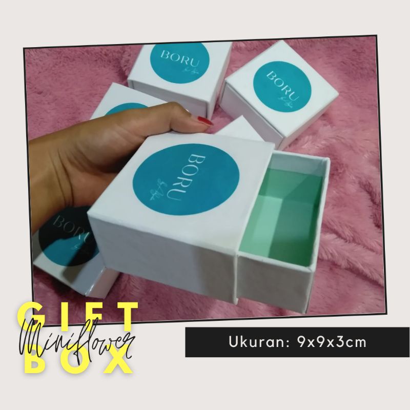 

Slide Box ukuran 9x9x3 cm sudah termasuk cetak logo dan lapisan dalam