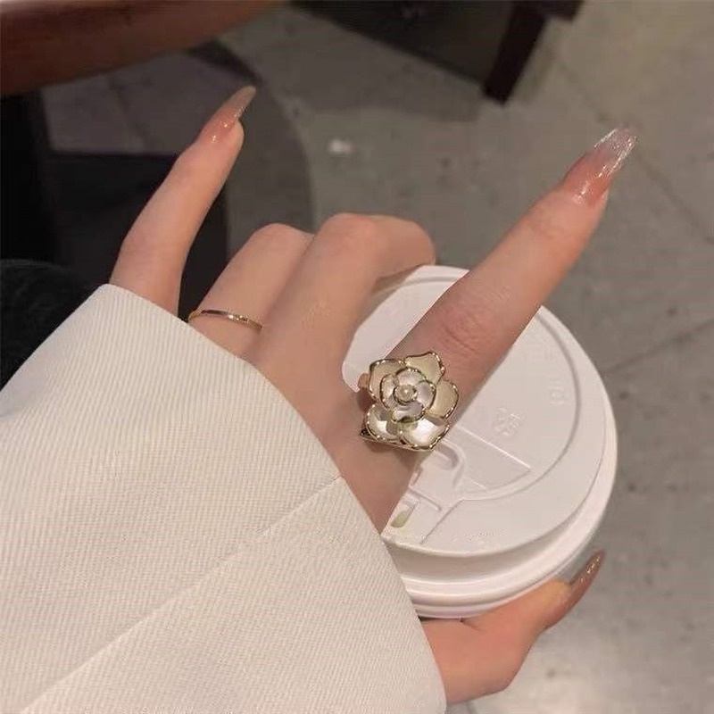 Cincin Desain Bunga Aksen Mutiara Warna Rose Gold Gaya Korea Untuk Wanita