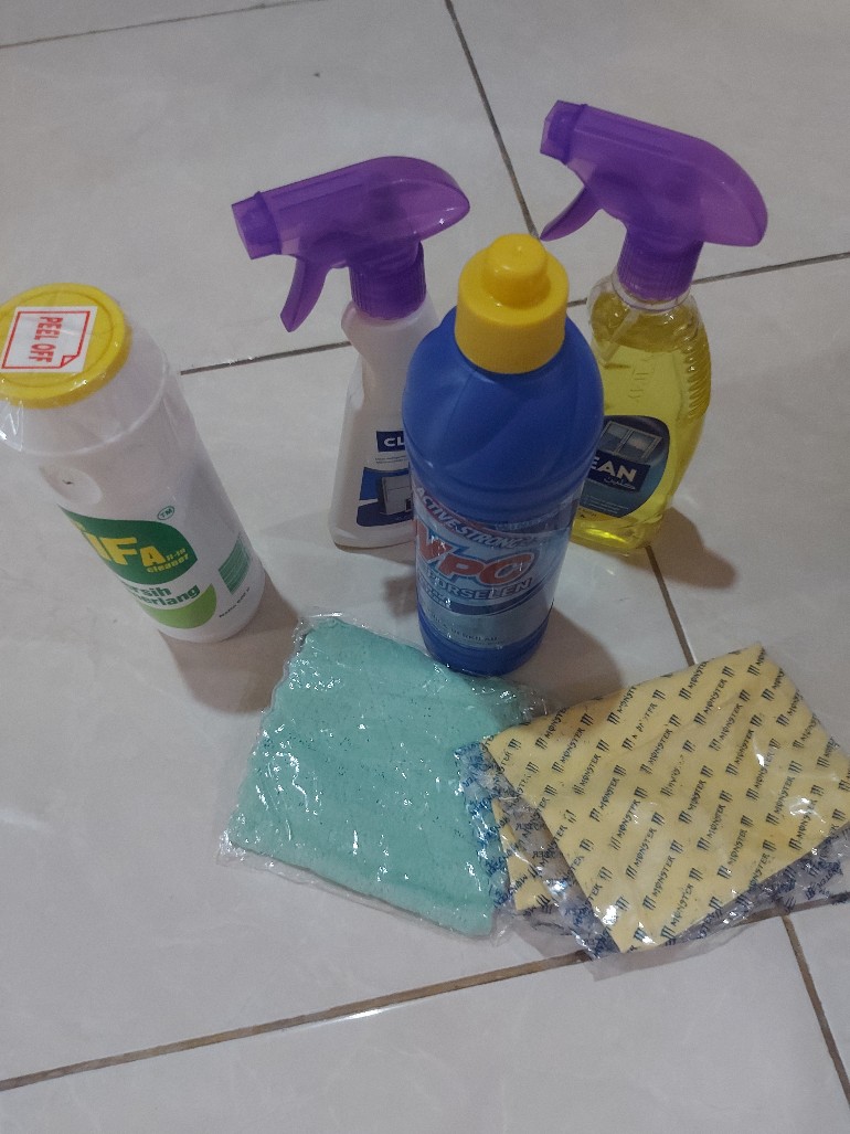 Wpc Pembersih Porselen Biru Botol Isi 800ml