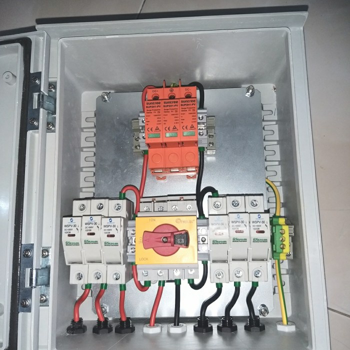 PV Combiner Box 3(6) in 1 Out - Kotak instalasi kabel Sistem PLTS - Poly IP66 1000V