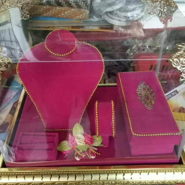 Tempat pajangan kalung, cicin dan gelang