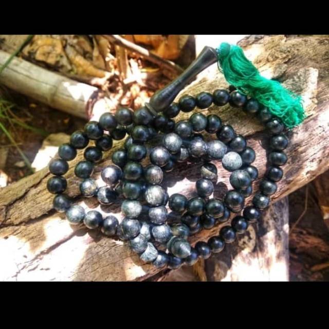 Tasbih kayu gaharu . tasbih gaharu . size 10 mm . isi 99 butir . warna hitam