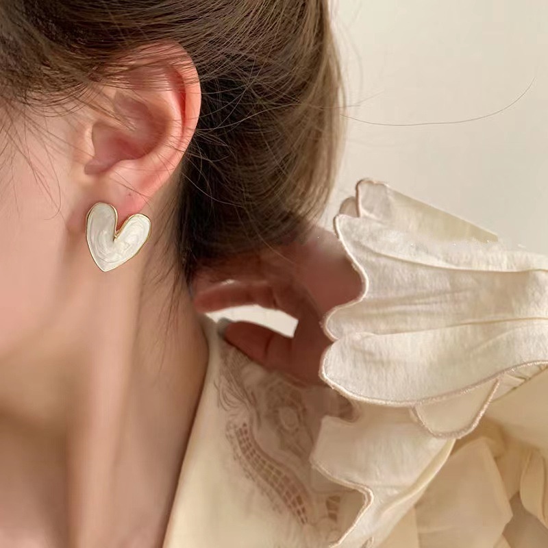 Anting Stud Bentuk Hati Warna Putih Gaya Vintage Untuk Wanita
