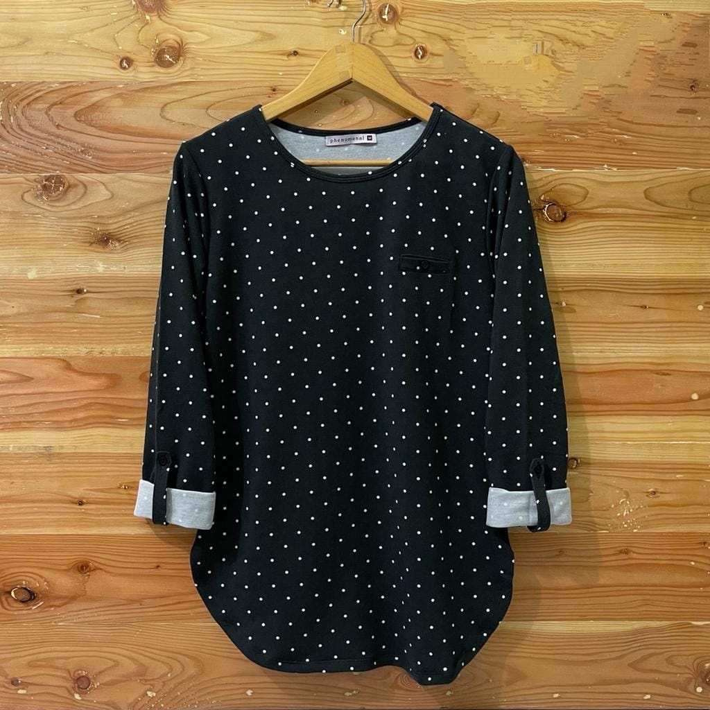 KAOS/ATASAN FH3NOM3NAL POLKADOT BRANDED LENGAN PANJANG TERBARU/BAJU SIMPEL ELEGAN MODIS WANITA LENGANG PANJANG TERBARU DI TAHUN INI/BAJU LENGAN PANJANG WANITA HIJAB/KAOS LEGAN PANJANG WANITA BER HIJAB TREND MASA KINI