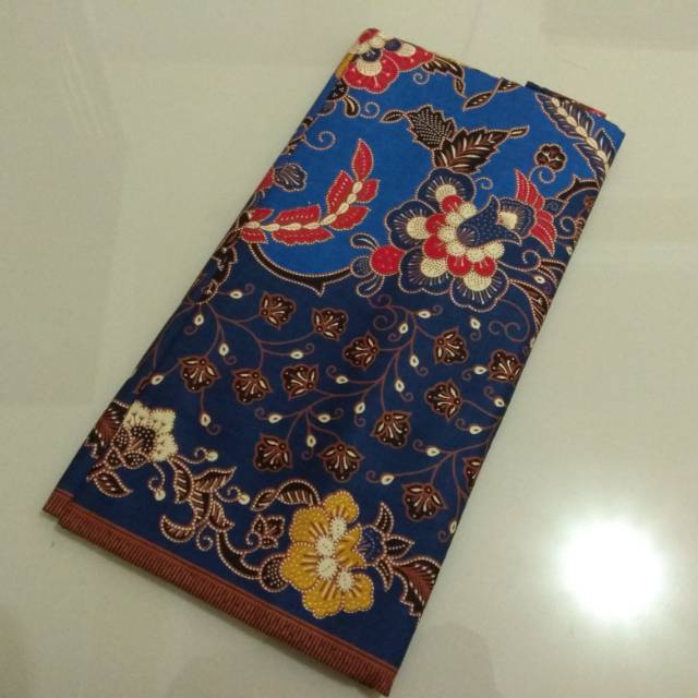 Kain batik jarik hitam manis motif mawar biru