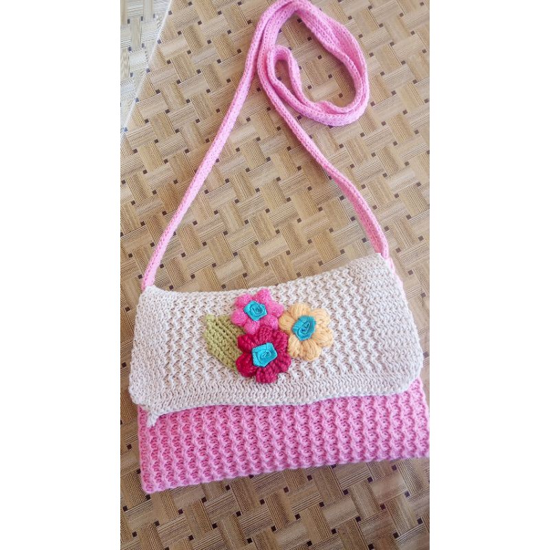 tas selempang rajut motif bunga
