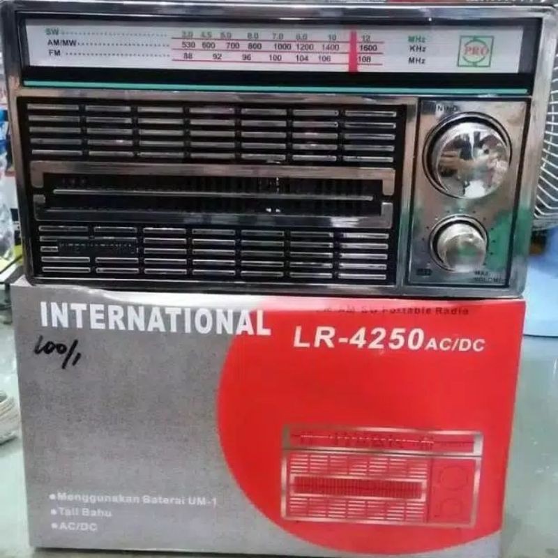 INTERNASIONAL F-4250 FM AM SW PORTABLE RADIO