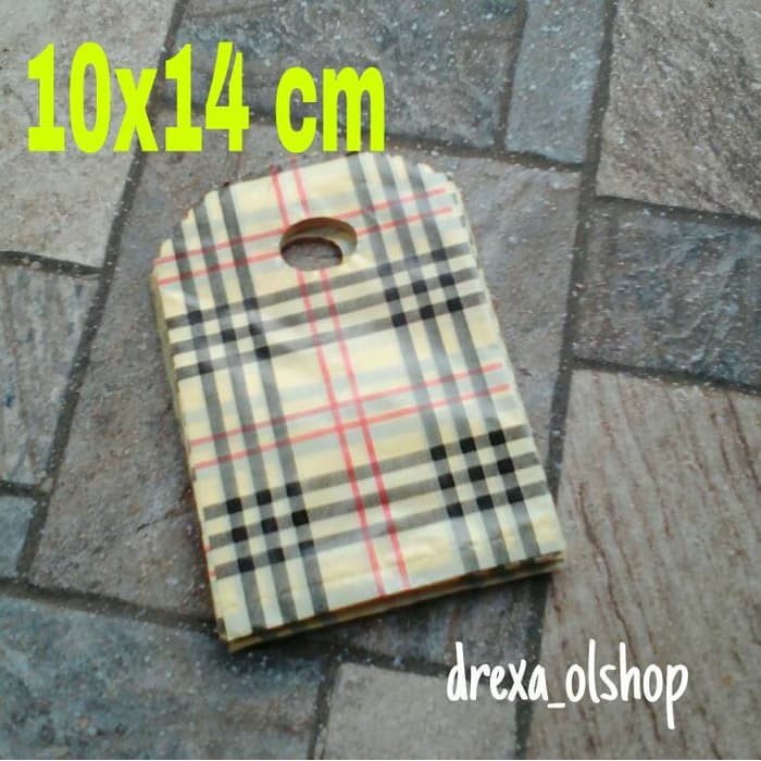 

Plastik motif Burberry ukuran 10x14 cm / Hot Produk