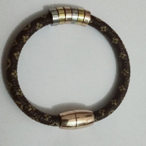 ARIN PERHIASAN GELANG LV KULIT MAGNET
