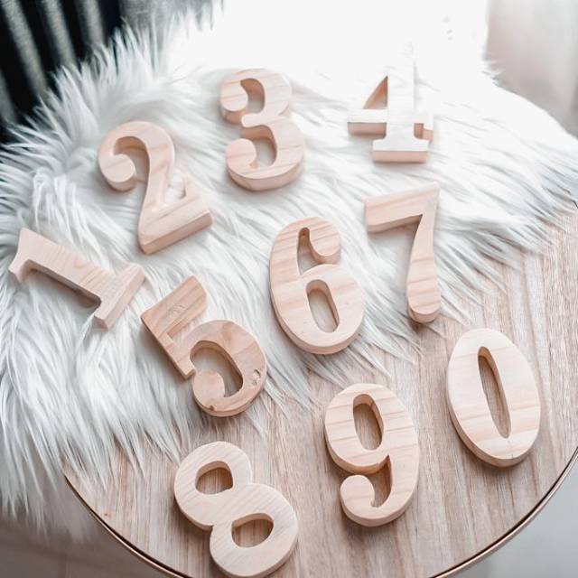 Angka atau Huruf Sesuai pilihan dari kayu yg masih mentah tinggi 8,5cm dan 13,5 cm