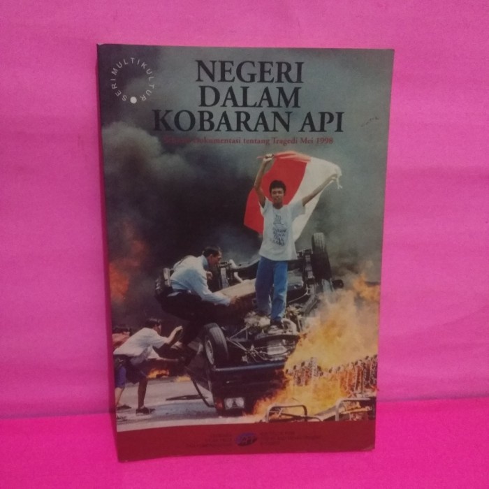 Buku Negeri Dalam kobaran api Sebuah Dokumentasi tentang Tragedi