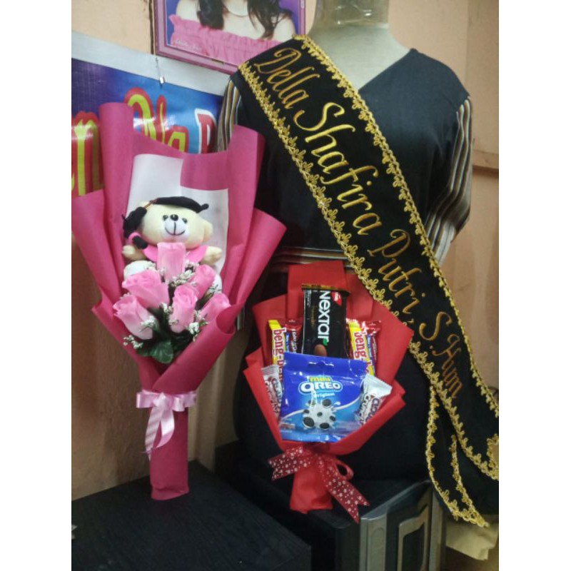 BUKET BUNGA BONEKA+SELEMPANG BLUDRU RENDA+ BUKET SNACK