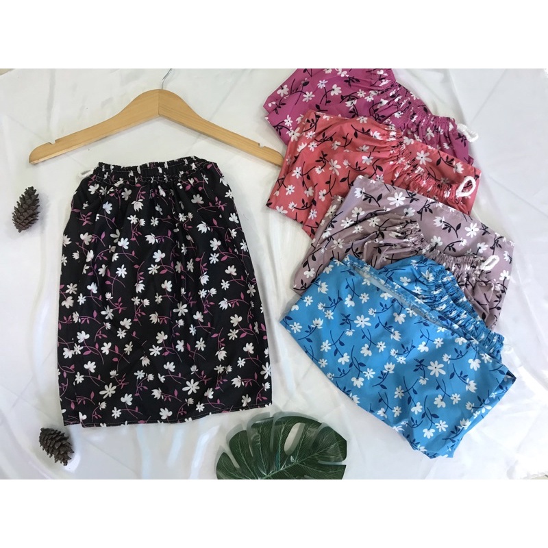 Celana Pendek Wanita Motif Bunga Katun Kolor