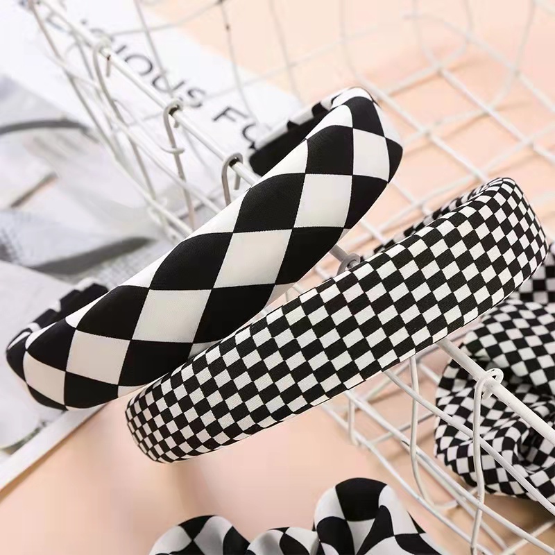 Ikat Rambut Monocrom Scrunchie Motif Papan Catur - Srunchie Kotak-Kotak Retro