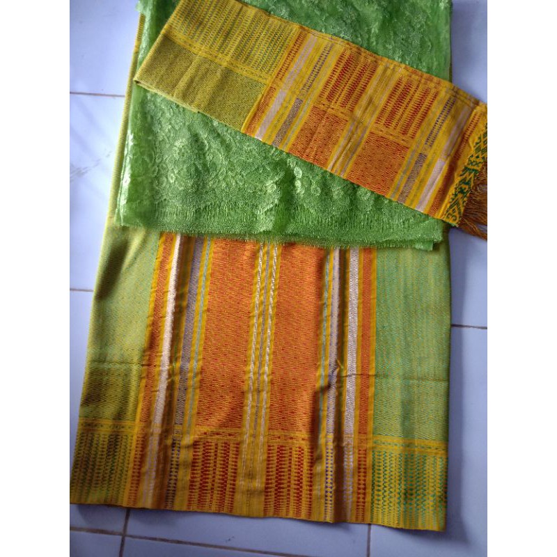 kebaya Prancis dan songket tumtuman Tarutung.