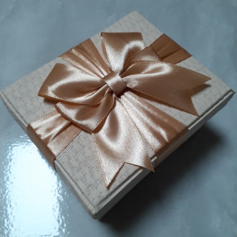 GIFT BOX IVORY MOTIF ANYAMAN / KOTAK TEMPAT KADO