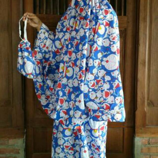 mukena kartun karakter Doraemon